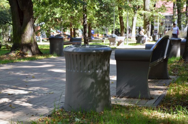 Kosze betonowe i ławki parkowe Komserwis zostały harmonijnie dobrane do otoczenia.