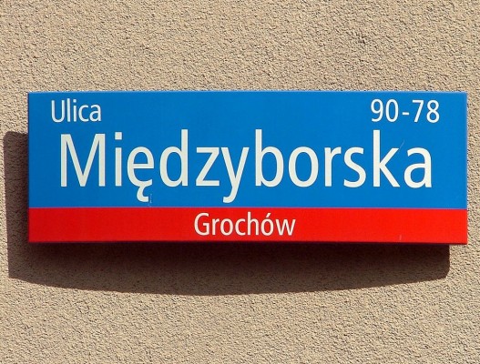 Oznakowanie ulicy – tabliczka umieszczona na budynku mieszkalnym. (źródło: http://pl.wikipedia.org/wiki/Miejski_System_Informacji_Warszawa)