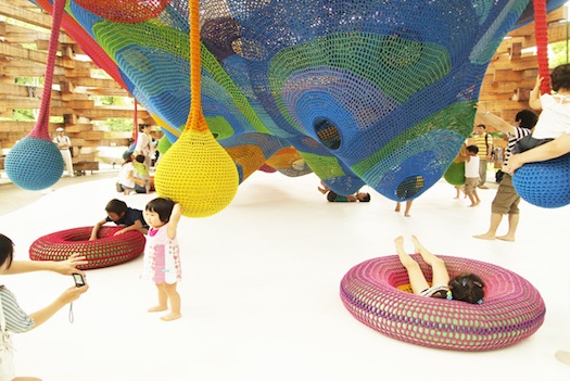 Źródło: http://www.psfk.com/2012/07/giant-playground-crocheted-yarn.html#!bLHF5m