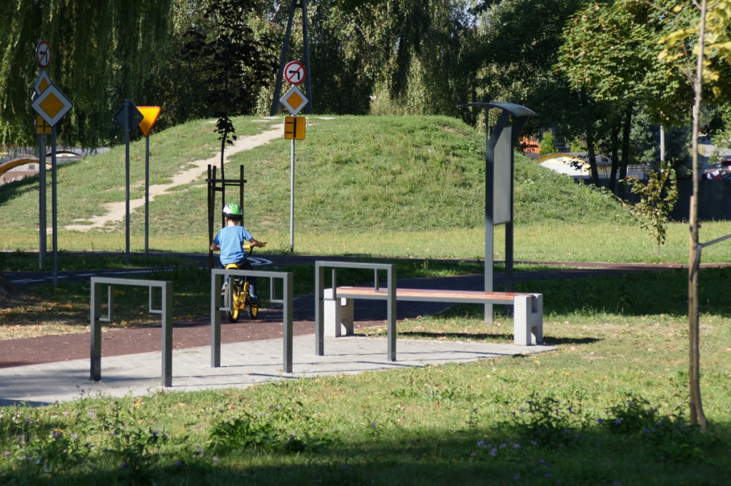 Kliknij w zdjęcie, aby zobaczyć szczegóły zaprezentowanego stojaka rowerowego.