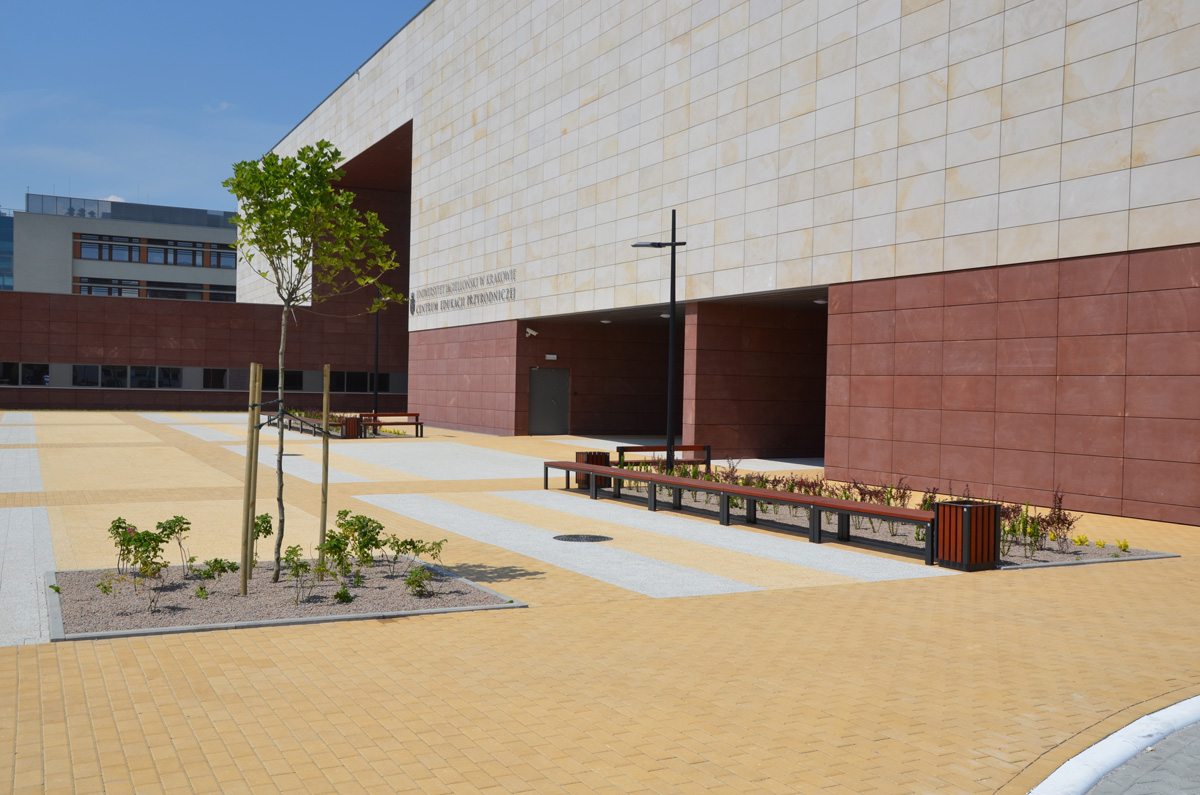 Centrum Edukacji Przyrodniczej z ławkami i koszami Komserwis (kliknij by dowiedzieć się więcej).