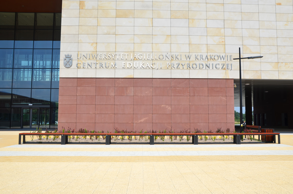 Ławka miejska i kosz na śmieci z kolekcji Kemi (kliknij by dowiedzieć się więcej).