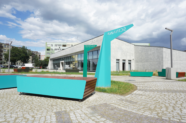 nowoczesne meble miejskie przy bibliotece Tama w Brzegu Dolnym